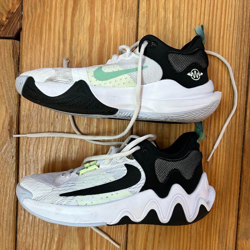 Kids Nike Tennis Shoes Size 3.5 - Picture 2 of 6